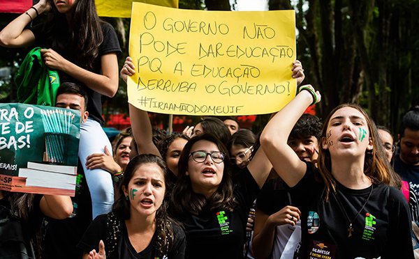 Estudantes protestando contra o corte de verbas na Educação