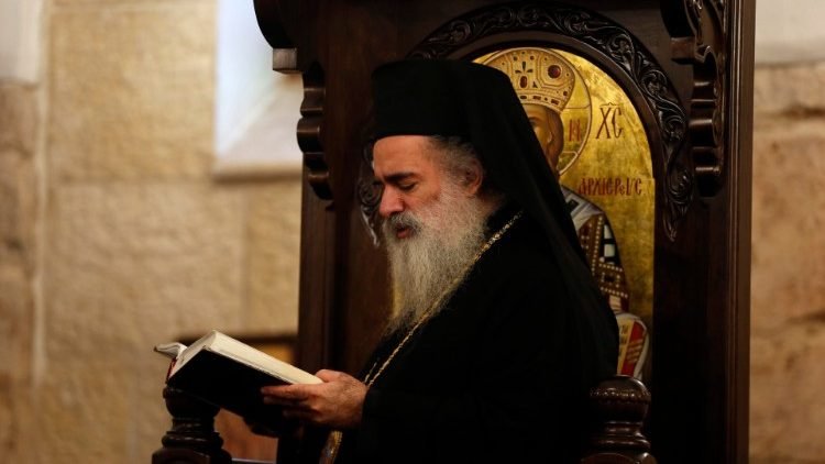 Sacerdote greco-ortodoxo reza na Igreja de Santa Bárbara (ANSA)