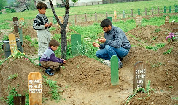 Um muçulmano bósnio de luto ao lado do túmulo de seu filho em Vitez, na Bósnia-Herzegovina, em maio de 1994. O discurso de ódio nos Bálcãs foi determinante para a eclosão da guerra e o posterior genocídio.