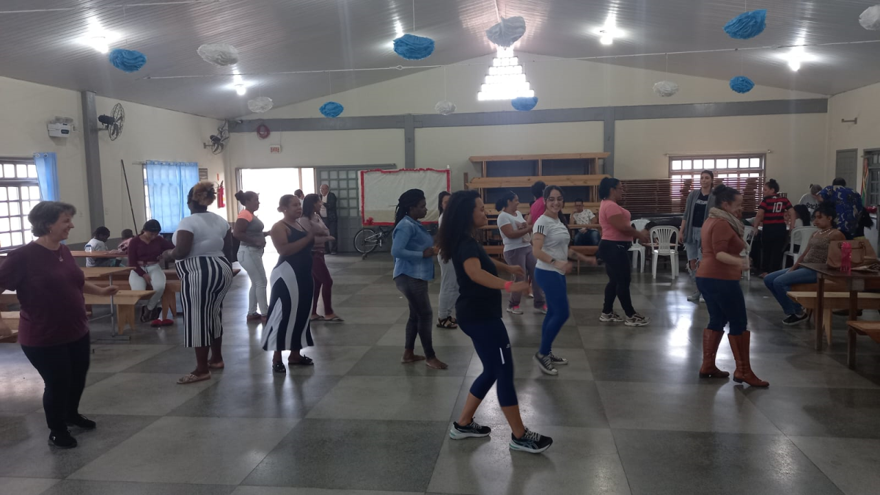 Oficina de dança embala haitianas e venezuelanas em Joinville